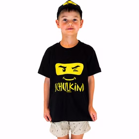 Schulkind T-Shirt Set ABC-Schütze Ninja mit Cap schwarz Einschulung Gr. 110-152 Ninja Einschulung Abschied Kindergarten Zuckertüte Erstklässler Geschenk Geschenkidee Zuckertüte Kind trägt schwarzes Schulkind T Shirt mit gelbem Motiv und steht frontal vor hellem Hintergrund.