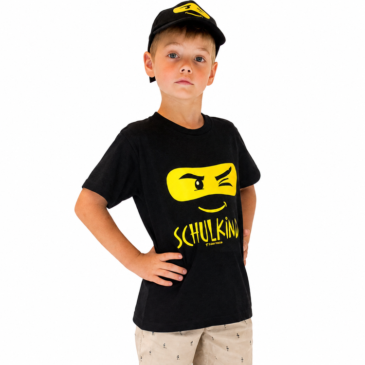 Junge mit Schulkind T Shirt und Basecap hält Zuckertüte und trägt Schulranzen zur Einschulung.