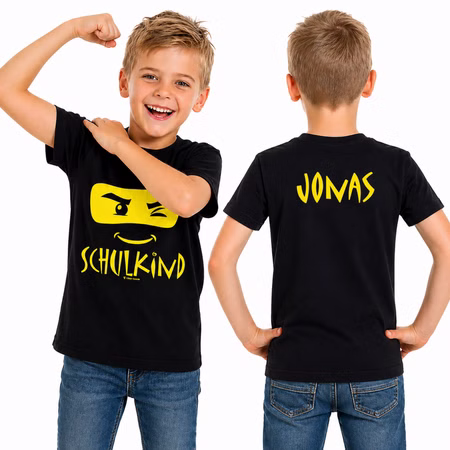 Kinder T-Shirt Schulkind mit Wunschname schwarz Ninja ABC-Schütze Einschulung Gr.110-152 Geschenkidee Erstklässler Schulkind Endlich Schule Ninja-Motiv Zuckertüte Schultüte Fröhlicher Junge trägt schwarzes Schulkind T-Shirt mit Ninja-Motiv vorne und Wunschname „Jonas“ gelb auf dem Rücken.