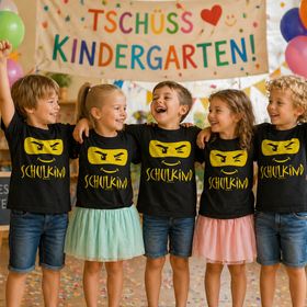 Fröhlicher Junge trägt schwarzes Schulkind T-Shirt mit Ninja-Motiv vorne und Wunschname „Jonas“ gelb auf dem Rücken.