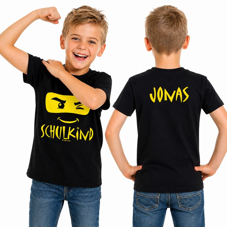 Fröhlicher Junge trägt schwarzes Schulkind T-Shirt mit Ninja-Motiv vorne und Wunschname „Jonas“ gelb auf dem Rücken.