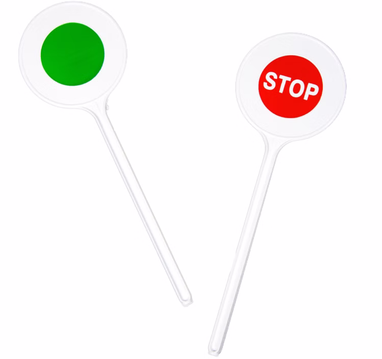 Polizei Spielzeug-Set mit Strafzettelblock & Polizeikelle Kostüm-Zubehör für Kinder Rollenspiel Polizist Spielzeug-Strafzettel & Signalkelle Polizei Kostüm Zubehör Bußgeld Fasching Karneval Mottoparty Spielzeug Accessoire Kindergeburtstag Weiße Polizeikelle mit grüner Rückseite und roter STOP-Seite auf hellem Hintergrund.