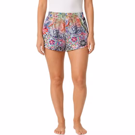 Damen Hotpants Tropical Print kurze Hawaii-Hose mit Gummibund Gr. 36-40 SALE Damenmode Sommerkleidung Sommer Bekleidung Freizeitkleidung Hotpants kurze Hose Hawaii Blumen-Print für Damen mit weißem T-Shirt von Vorne. Das Model trägt Kleidungsgröße 38.