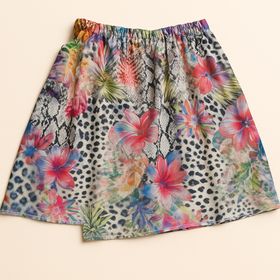 Sommer Rock mit Blumen-Print für Damen mit einem weißen T-Shirt von Vorne