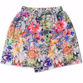 Damen Sommer Outfit Tropical Print Crop Top & Rock 2-teilig Gr. 36-40 SALE Damenmode Sommerkleidung Sommer Bekleidung Freizeitkleidung Vorderansicht des kurzen Damenrocks in Wickeloptik mit elastischem Bund und farbenfrohem Tropical-Print auf weißem Hintergrund.