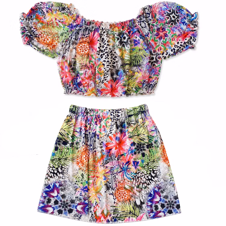 Damen Sommer Outfit Tropical Print Crop Top & Rock 2-teilig Gr. 36-40 SALE Damenmode Sommerkleidung Sommer Bekleidung Freizeitkleidung Zweiteiliges Damen-Sommeroutfit mit schulterfreiem Crop Top und kurzem Rock in Wickeloptik, flach liegend auf weißem Hintergrund.