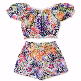 Zweiteiliges Damen-Sommeroutfit aus Crop Top und kurzen Shorts mit farbenfrohem Tropical-Print auf weißem Hintergrund.