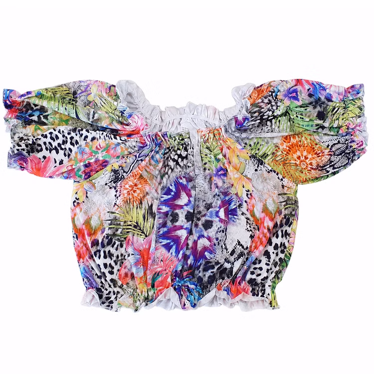 Damen Sommer Outfit Tropical Print Crop Top & Shorts 2-teilig Gr. 36-40 SALE Damenmode Sommerkleidung Sommer Bekleidung Freizeitkleidung Vorderansicht des schulterfreien Crop Tops mit kurzen Puffärmeln, elastischem Saum und buntem Tropical- und Animal-Print.