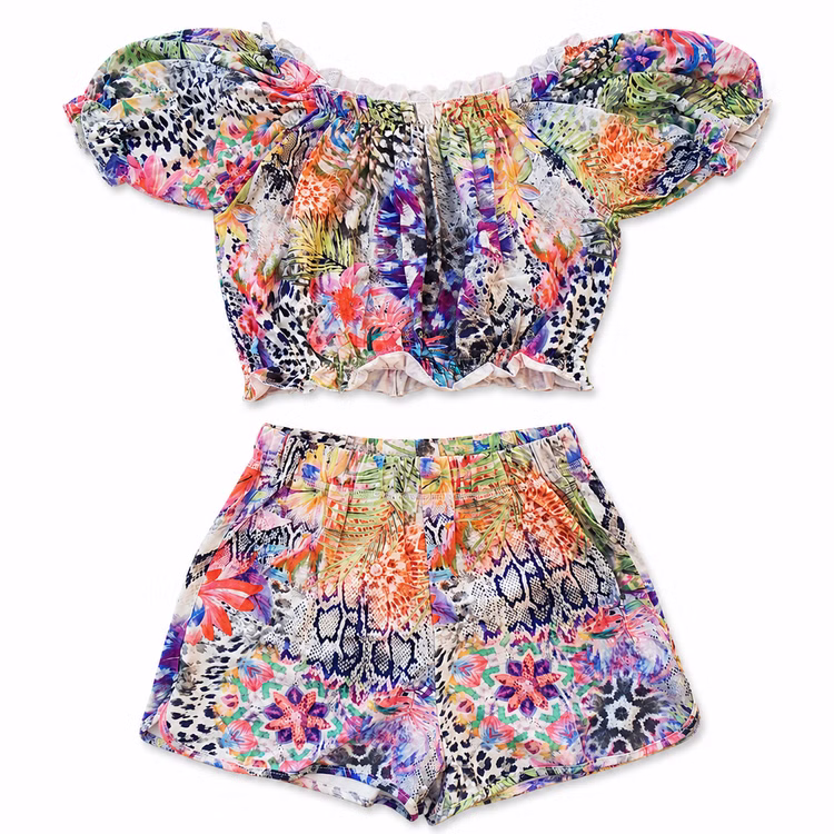 Damen Sommer Outfit Tropical Print Crop Top & Shorts 2-teilig Gr. 36-40 SALE Damenmode Sommerkleidung Sommer Bekleidung Freizeitkleidung Zweiteiliges Damen-Sommeroutfit aus Crop Top und kurzen Shorts mit farbenfrohem Tropical-Print auf weißem Hintergrund.