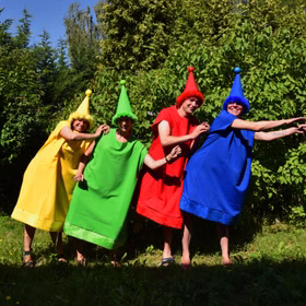 Brettspiel Kostüm nicht ärgern Spielfigur grün für Erwachsene in der Gruppe mit gelben, roten und blauem Kostüm von Vorne