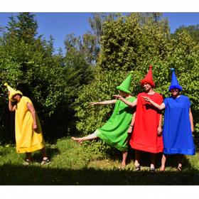 Brettspiel Kostüm nicht ärgern Spielfigur grün für Erwachsene in der Gruppe mit gelben, roten und blauem Kostüm von Vorne
