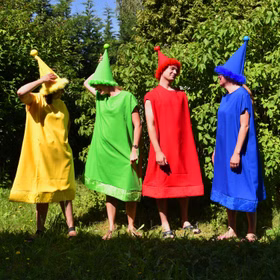 Brettspiel Kostüm nicht ärgern Spielfigur grün für Erwachsene in der Gruppe mit gelben, roten und blauem Kostüm von Vorne