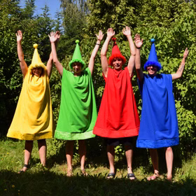 Unisex XXL Brettspiel Kostüm nicht ärgern Spielfigur gelb für Erwachsene Karneval Fasching Mottoparty Gruppenkostüm Paarkostüm Brettspiel Kostüm nicht ärgern Spielfigur gelb für Erwachsene in der Gruppe mit grünem, rotem und blauem Kostüm von Vorne