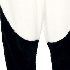 Kind trägt das Panda-Kostüm von vorne mit erhobenen Armen, sichtbar sind Kapuze, Reißverschluss und lockerer Schnitt.