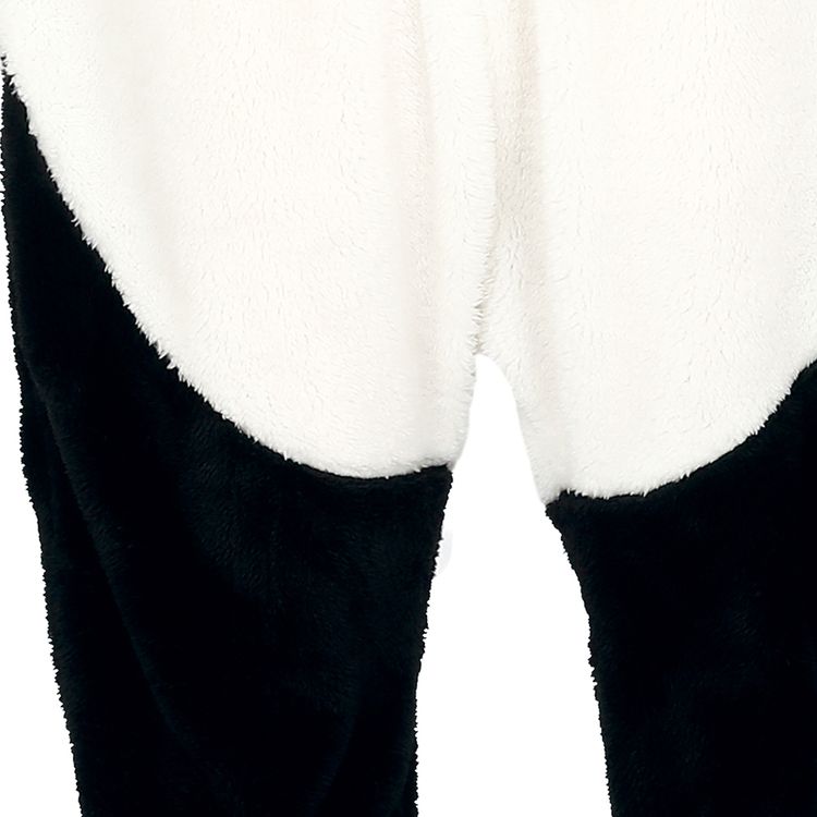 Panda Bär Kostüm Han Li für Kinder Kind trägt das Panda-Kostüm von vorne mit erhobenen Armen, sichtbar sind Kapuze, Reißverschluss und lockerer Schnitt.