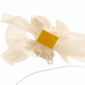 Cremefarbene Organza-Girlande mit Rosenblüten in V-Form auf der Motorhaube eines schwarzen Autos als elegante Hochzeitsdekoration befestigt.