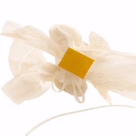 Autoschmuck Deko 2 Girlanden mit Blüten Creme 180 cm Motorhaube Hochzeitsauto Wedding Car Organza-Girlande mit Rosenblüten Dekoration Rückseite einer Organza-Schleife mit gelbem Klebepunkt zur einfachen Befestigung der Hochzeitsgirlande auf der Motorhaube.