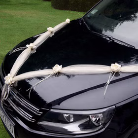 Autoschmuck Deko 2 Girlanden mit Blüten Creme 180 cm Motorhaube Hochzeitsauto Wedding Car Organza-Girlande mit Rosenblüten Dekoration Cremefarbene Organza-Girlande mit Rosenblüten in V-Form auf der Motorhaube eines schwarzen Autos als elegante Hochzeitsdekoration befestigt.