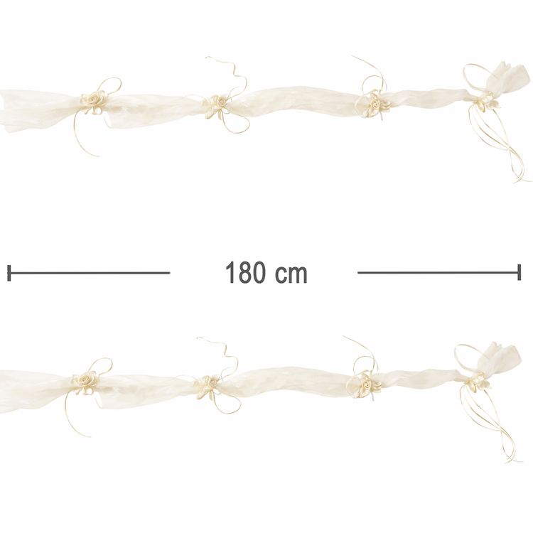 Cremefarbene Organza-Girlande mit Rosenblüten in V-Form auf der Motorhaube eines schwarzen Autos als elegante Hochzeitsdekoration befestigt.