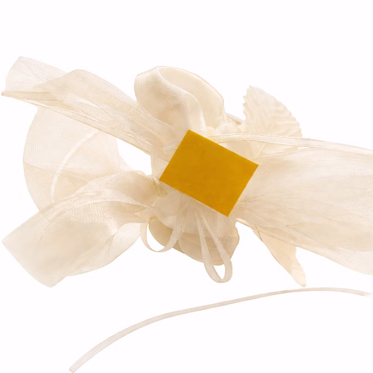 Autoschmuck Deko 2 Girlanden mit Blüten Creme 180 cm Motorhaube Hochzeitsauto Wedding Car Organza-Girlande mit Rosenblüten Dekoration Rückseite einer Organza-Schleife mit gelbem Klebepunkt zur einfachen Befestigung der Hochzeitsgirlande auf der Motorhaube.