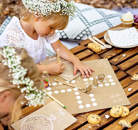 Hochzeitsbeschäftigung Kinder 37-tlg. Spiele-Set für Kindertisch Beschäftigung für den Kindertisch Hochzeitsfeier Geburtstag Jubiläum Kind löst ein Labyrinth und spielt Mensch ärgere Dich nicht mit den Hochzeits-Spielfiguren aus Pappe und Holz.