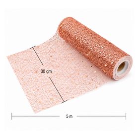 Nahaufnahme eines roségoldenen Glitter-Tischläufers auf Rolle mit funkelnder Struktur und dekorativer Netzoptik.