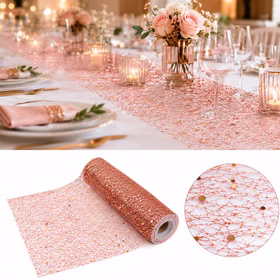 Nahaufnahme eines roségoldenen Glitter-Tischläufers auf Rolle mit funkelnder Struktur und dekorativer Netzoptik.