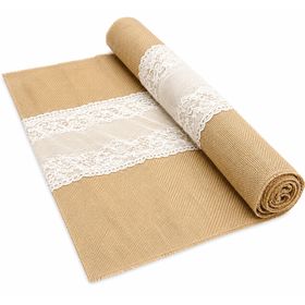 Jute-Tischläufer mit weißer Spitzenbordüre als dekorative Rolle für Hochzeiten und Vintage-Tischdeko.