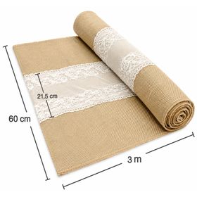 Jute-Tischläufer mit weißer Spitzenbordüre als dekorative Rolle für Hochzeiten und Vintage-Tischdeko.
