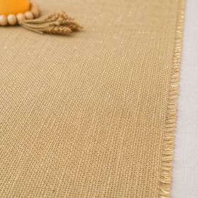 Naturfarbener Jute-Tischläufer mit goldenen Glitzerfasern und vergrößerter Detailansicht der groben Webstruktur.