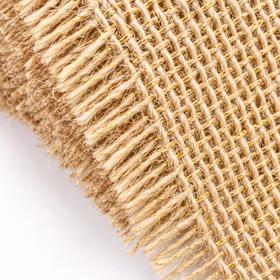 Detailaufnahme eines Jute-Tischläufers mit feiner Webstruktur, Fransenrand und eingewebtem Goldschimmer.