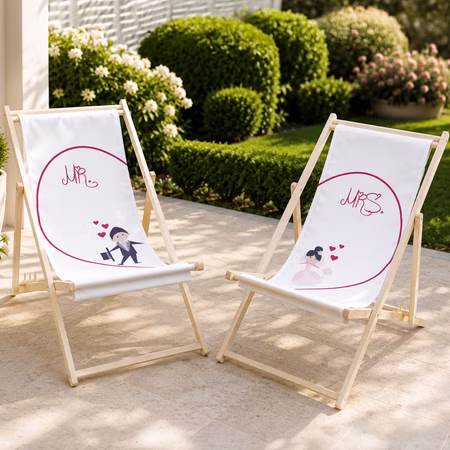 Hochzeits-Liegestuhl Mr. & Mrs. für Braut und Bräutigam Brautpaar individuelles Hochzeitsgeschenk 2 Liegestühle Geschenkidee zur Hochzeit Gastgeschenk Hochzeitsfeier Zwei Hochzeits-Liegestühle mit Mr. und Mrs.-Motiv stehen auf heller Terrasse vor grünem Garten. Hinweis: KI generiertes Bild