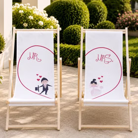 Hochzeits-Liegestuhl Mr. & Mrs. für Braut und Bräutigam Brautpaar individuelles Hochzeitsgeschenk 2 Liegestühle Geschenkidee zur Hochzeit Gastgeschenk Hochzeitsfeier Partner-Liegestühle mit Classic Herz-Motiv für Braut und Bräutigam auf Terrasse mit Gartenhintergrund. Hinweis: KI generiertes Bild