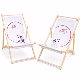 Hochzeits-Liegestuhl Mr. & Mrs. für Braut und Bräutigam Brautpaar individuelles Hochzeitsgeschenk 2 Liegestühle Geschenkidee zur Hochzeit Gastgeschenk Hochzeitsfeier Zwei Liegestühle im Set mit Mr.- und Mrs.-Motiv, hellem Holzrahmen und weißem Hintergrund.