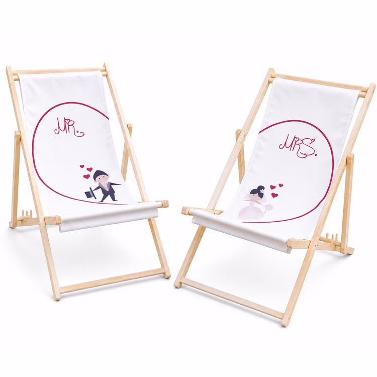 Hochzeits-Liegestuhl Mr. & Mrs. für Braut und Bräutigam Brautpaar individuelles Hochzeitsgeschenk 2 Liegestühle Geschenkidee zur Hochzeit Gastgeschenk Hochzeitsfeier Zwei Liegestühle im Set mit Mr.- und Mrs.-Motiv, hellem Holzrahmen und weißem Hintergrund.