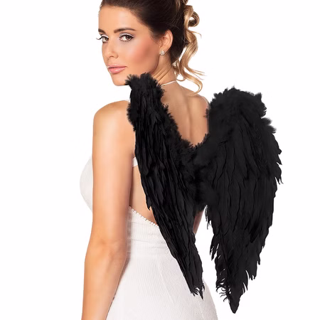 Schwarze Engelsflügel Federflügel getragen Damen Große schwarze Engelsflügel mit Federn und elastischen Tragebändern als Kostümzubehör für gefallene Engel und Halloween.
