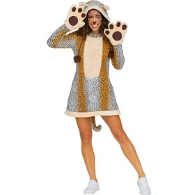 Frau im Leopard Kostüm Shira mit Kapuzenkleid, angenähtem Schwanz und hochgehaltenen Pfoten-Fäustlingen, lächelnd in Spielpose.