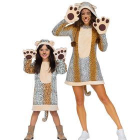 Frau im Leopard Kostüm Shira mit Kapuzenkleid, angenähtem Schwanz und hochgehaltenen Pfoten-Fäustlingen, lächelnd in Spielpose.