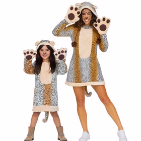 Leopard Kostüm Leopardin Wildkatze Shira für Damen Gr. 38-44 Tier Kleid Tierkostüm Tierkleid Katzenkostüm Großkatze Fasching Karneval Mottoparty Familienkostüm Mutter und Tochter im passenden Leopard Kostüm mit Kapuzenkleid und Pfoten-Fäustlingen, gemeinsam in fröhlicher Pose.