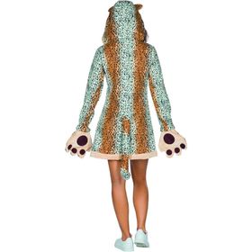 Frau im Leopard Kostüm Shira mit Kapuzenkleid, angenähtem Schwanz und hochgehaltenen Pfoten-Fäustlingen, lächelnd in Spielpose.