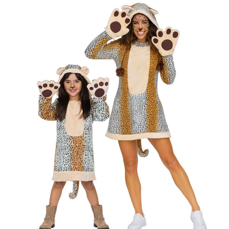 Leopard Kostüm Leopardin Wildkatze Shira für Damen Frau im Leopard Kostüm Shira mit Kapuzenkleid, angenähtem Schwanz und hochgehaltenen Pfoten-Fäustlingen, lächelnd in Spielpose.
