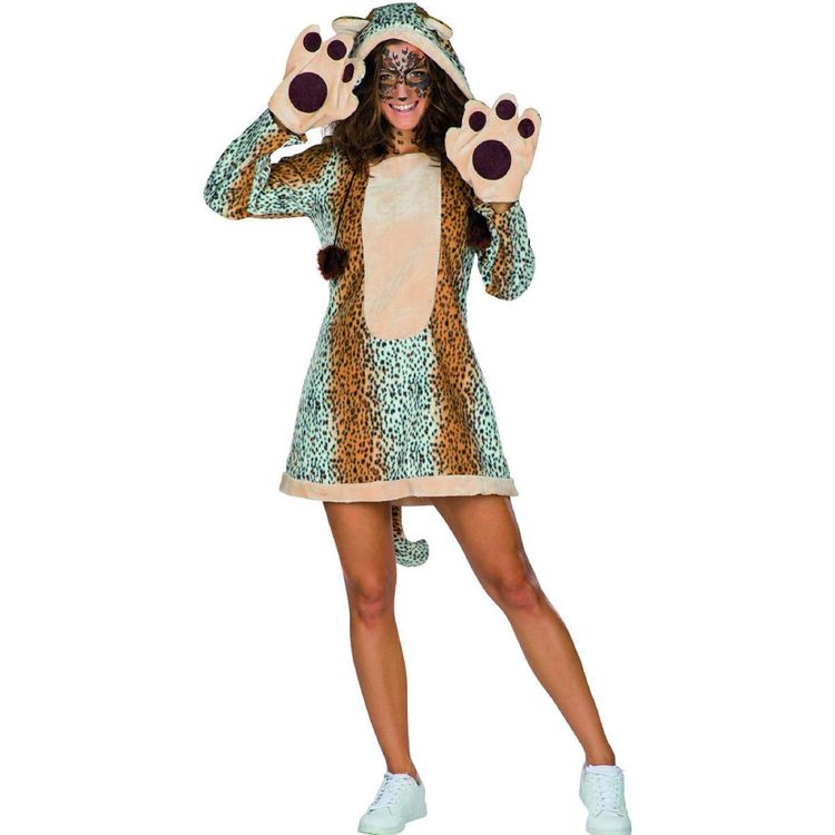 Frau im Leopard Kostüm Shira mit Kapuzenkleid, angenähtem Schwanz und hochgehaltenen Pfoten-Fäustlingen, lächelnd in Spielpose.