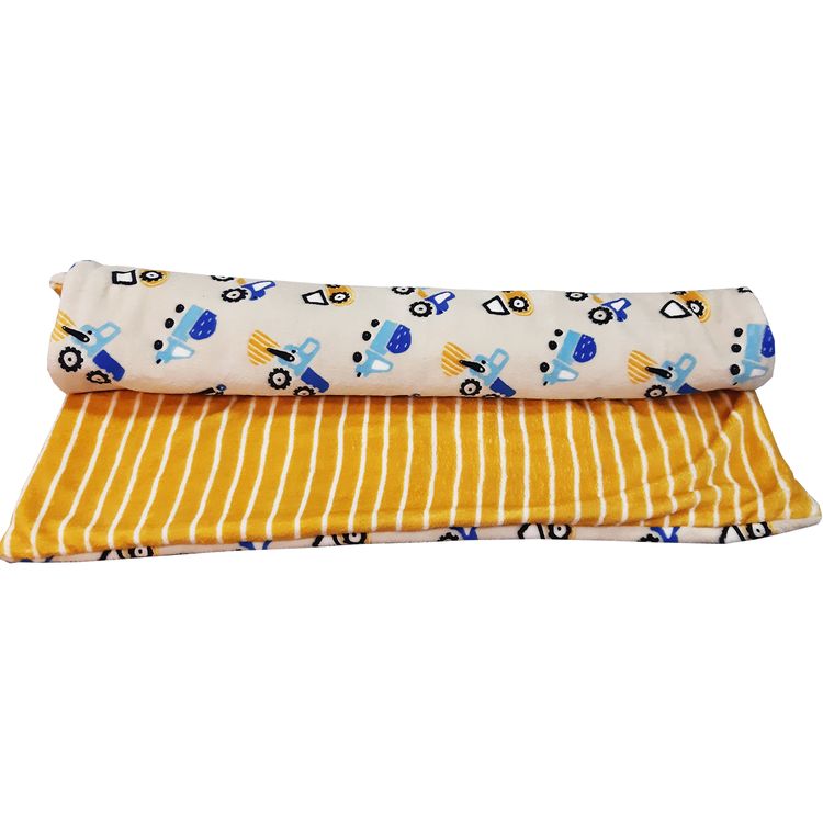 Tierdecke mit Streifenmuster mit darauf liegendem Mischlingshund von Vorne