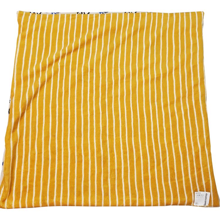 Tierdecke mit Streifenmuster mit darauf liegendem Mischlingshund von Vorne