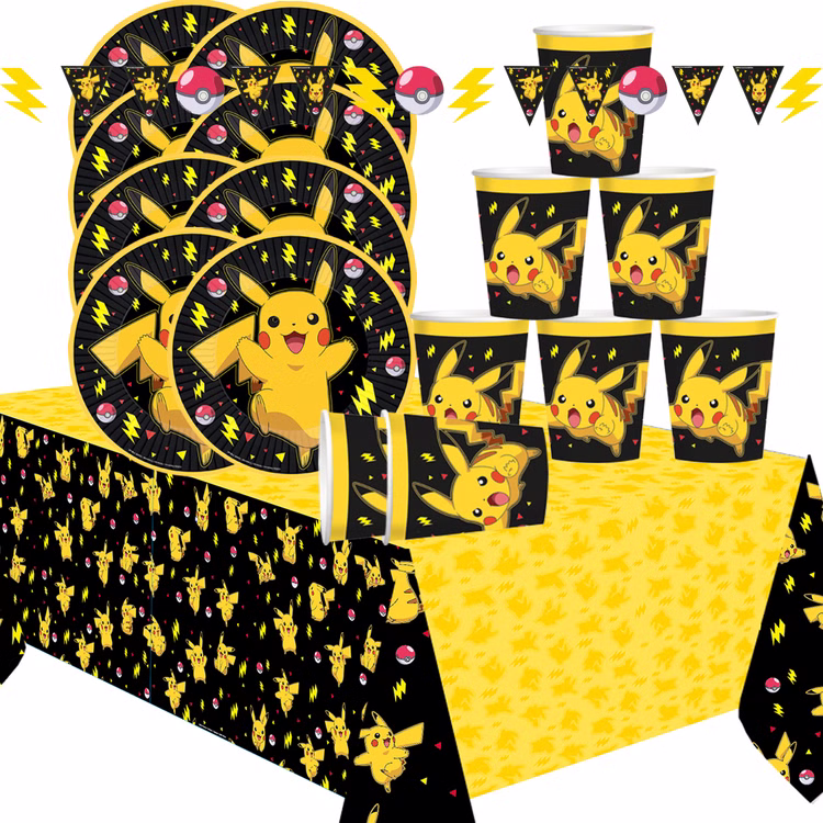 Pokémon Party Set Pikachu Tischdeko Gesamtansicht Pokémon Party-Dekoration mit Pikachu-Tellern, Bechern, schwarz-gelber Tischdecke und Wimpelkette mit Pokéball- und Blitzmotiven.