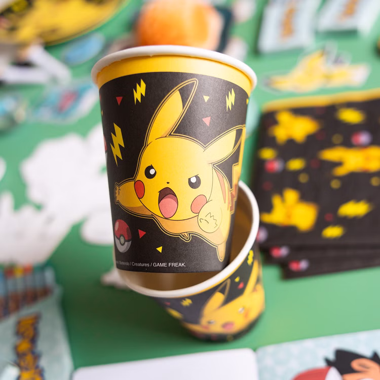Pokemon Party-Set Kindergeburtstag für 8 Kinder 26-tlg. Tisch-Deko Party-Zubehör Geburtstag Mottoparty Dekoration Pokemon Becher Detailaufnahme
