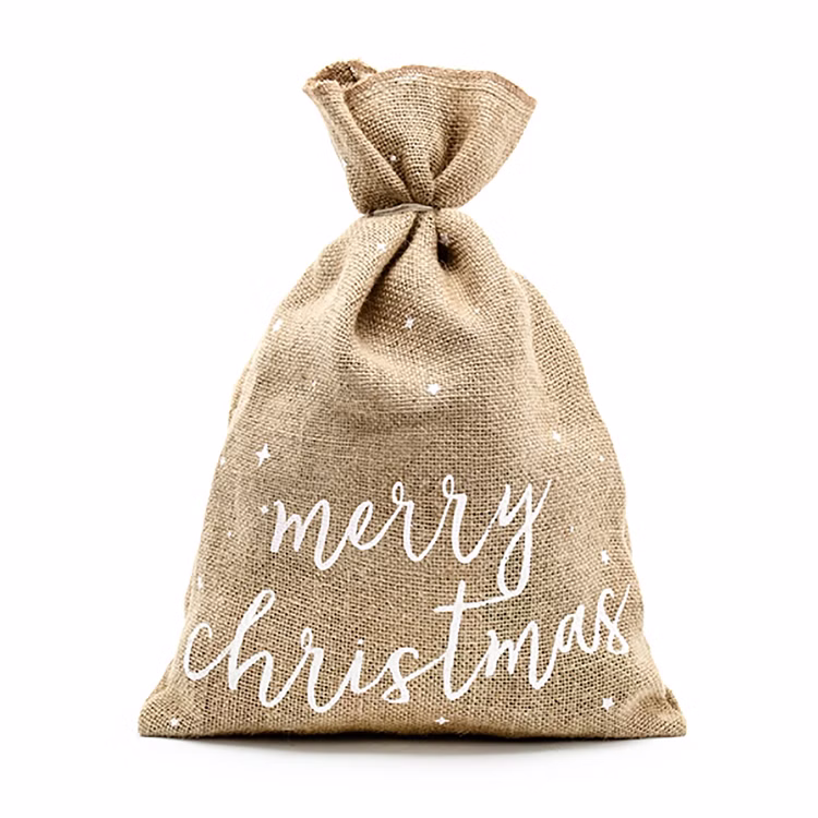 Jutesack Merry Christmas 30x42 cm Weihnachtsgeschenk Sack mit Garn SALE Geschenkesack DIY Weihnachten Geschenkidee Naturfarbener Jutesack mit weißem Merry Christmas Schriftzug und dekorativem Jutegarn zum Verschließen.