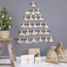 DIY Adventskalender Säckchen zum Befüllen 72-teilig mit Holzzahlen SALE Weihnachten DIY Kalender Geschenkidee Advent Adventszeit Kreativ gestalteter Adventskalender in Tannenbaumform mit nummerierten Stoffbeuteln und Holzanhängern.