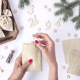 DIY Adventskalender Säckchen zum Befüllen 72-teilig mit Holzzahlen SALE Weihnachten DIY Kalender Geschenkidee Advent Adventszeit Stoffbeutel des Adventskalenders werden mit kleinen Überraschungen und Geschenken befüllt.