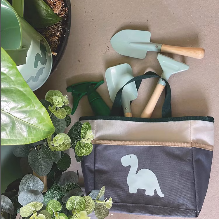 Schürze für Kinder inkl. Gartenwerkzeug 6-tlg. Gärtner-Set Hobbyschürze Garten-Schürze mit Dino-Motiv Dinosaurier Outdoor Spielzeug Schürze für Kinder inkl. Gartenwerkzeug 6-tlg. Gärtner-Set Hobbyschürze Garten-Schürze mit Dino-Motiv Dinosaurier Outdoor Spielzeug